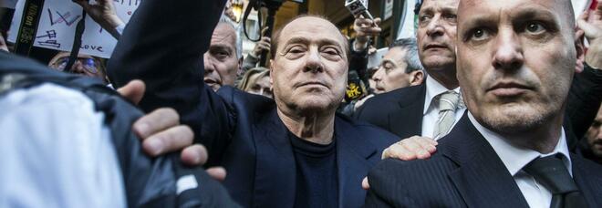 Silvio Berlusconi a Napoli: con noi il paese vince ma basta liti interne