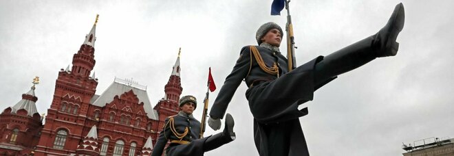 Putin, ecco come lo zar paga lo stipendio ai soldati (aggirando le sanzioni): il ruolo di Gazprombank per finanziare la guerra