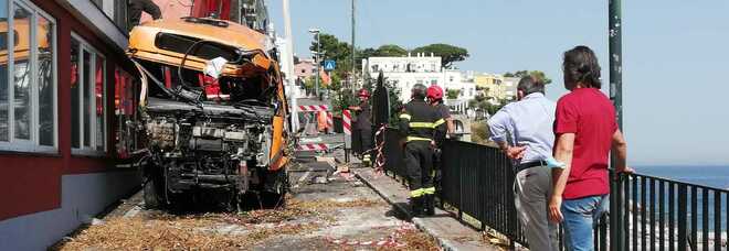 Minibus caduto a Capri, trasferimento a Napoli per le perizie sulle cause dell'incidente