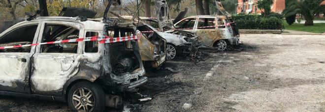 Incendio a Roccarainola, notte di fuoco: in fiamme cinque autovetture