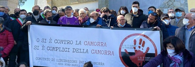 Don Patriciello, manifestazione a Caivano: «No alla camorra, siamo tutti padre Maurizio»
