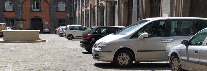 Napoli: auto e pirati della sosta, Palazzo Reale sotto assedio