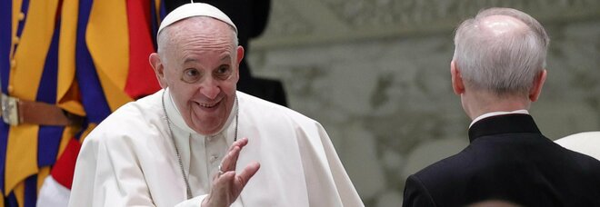 Papa Francesco: «C'è chi non vuole figli ma poi ha cani e gatti. Mai negare la maternità»