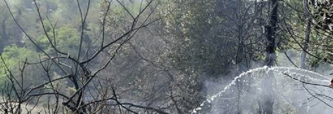Incendi a Roma: chiuse due materne, boschi in fiamme e un capannone distrutto: così brucia anche l'hinterland
