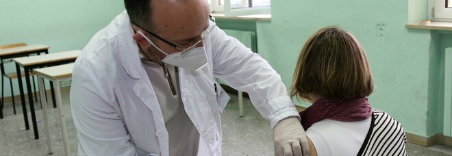 Vaccini terza dose in Campania, via alla campagna per il personale scolastico