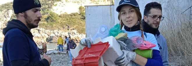 Costiera sorrentina, i volontari ripuliscono le spiagge: recuperati quintali di rifiuti