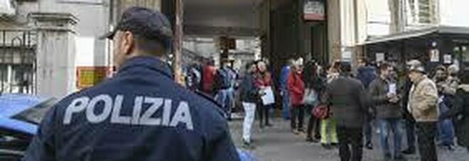 Movida violenta a Napoli, arrestati due minorenni: hanno accoltellato un 17enne dopo una lite