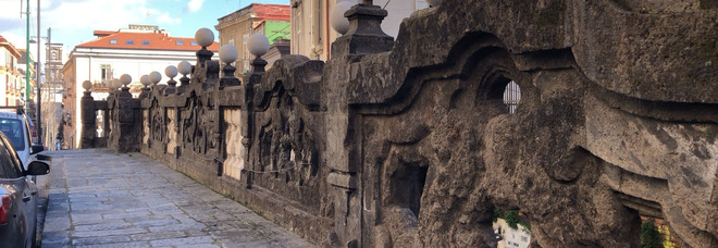 Napoli, via i graffiti dalla balaustra di San Marcellino: «Angeli del Bello» interviene con il laser