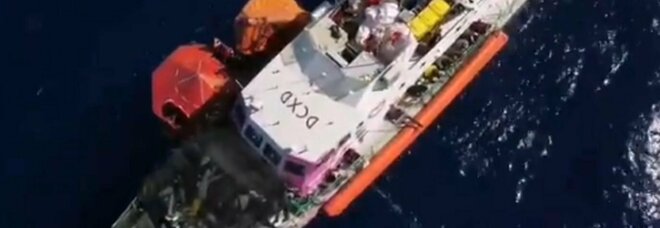 Soccorsi oltre 400 migranti, l'Onu: «Subito un porto sicuro». L'Italia raggiunge la nave di Banksy