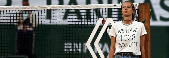 Roland Garros, invasione di campo e protesta: ragazza si lega alla rete. «Ci restano 1028 giorni»: ecco cosa significa