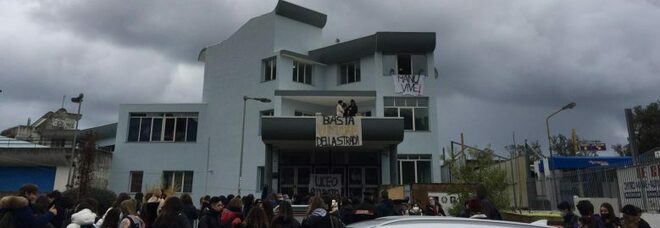 Ischia, troppi morti per incidenti stradali: corteo degli studenti in ricordo di Manuel Calise