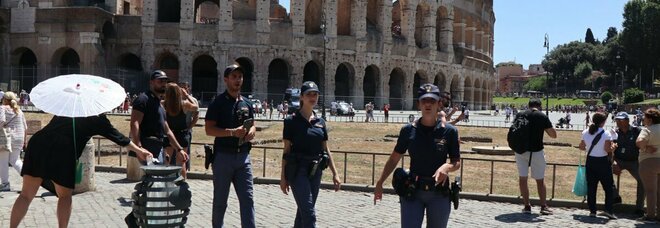 Colosseo, i bagarini ancora padroni: abusivi scatenati nonostante i biglietti. Per fermarli serve la polizia