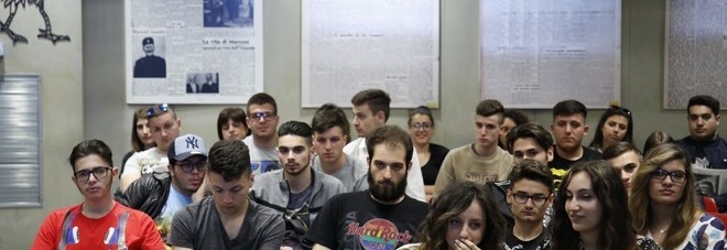 Gli studenti dell'istituto superiore Stefanelli in visita al Mattino | Fotogallery