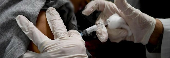 «Vaccino Covid pronto fra un mese», i documenti trapelati dal sistema sanitario britannico