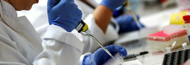 Vaccino Covid, Johnson & Johnson sospende i test: «Evento avverso grave e inaspettato»