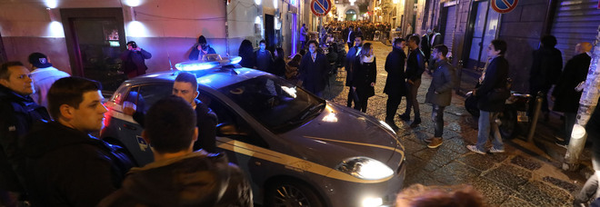 Napoli, via Jannelli: rubano un'autoradio e fuggono in auto, arrestati