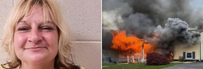 Una donna dà fuoco alla sua casa con una persona all'interno e si siede a guardare la scena da una sedia in giardino