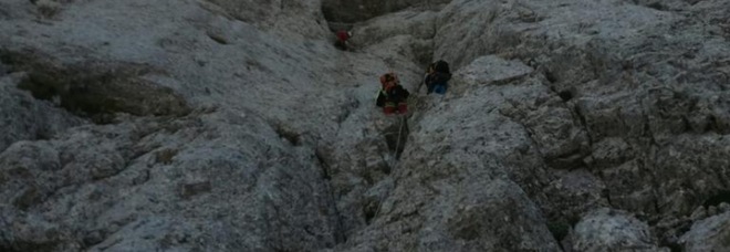 Alpinista precipita in parete: nel vuoto per ore con una gamba e un braccio fratturati