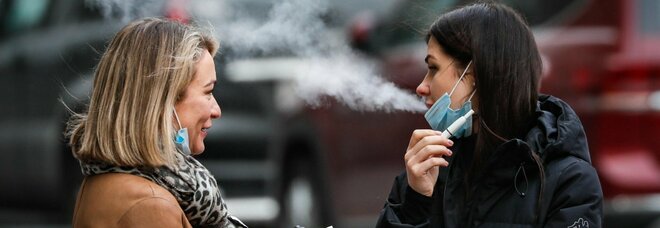 Covid, la nicotina protegge dal virus? Studio francese, «pochi fumatori tra i ricoverati»
