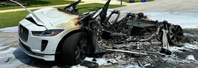 La Jaguar elettrica prende fuoco dopo la ricarica, ridotta in cenere in mezzo alla strada