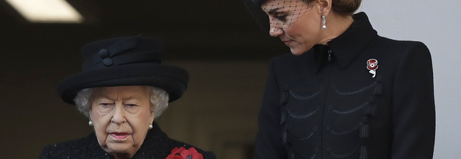 Regina Elisabetta non partecipa al Remembrance day: «Problemi alla schiena». Sudditi preoccupati