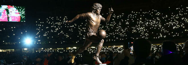 Maradona, notte da brividi a Napoli: il dio è tornato nel suo Olimpo