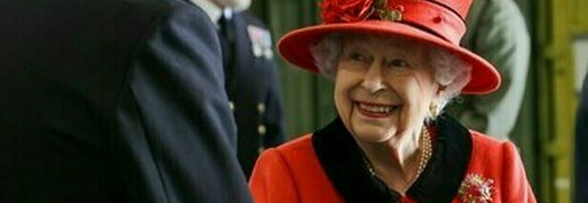 Regina Elisabetta, primo volo dopo gli accertamenti in ospedale. Via da Windsor in elicottero