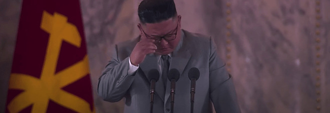 Kim Jong un in lacrime: cosa c'è dietro il pianto del dittatore