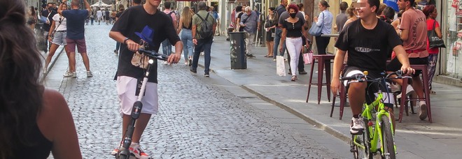 Napoli, furto in un negozio di via Toledo: 17enne ruba vestiti dal valore di 150 euro
