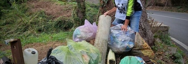 Una tonnellata di rifiuti rimossa dai volontari Wwf dal rivolo della statale Amalfitana