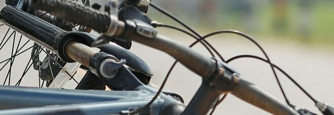 Spintona 13enne e gli ruba la bici: 49enne arrestato nel Vesuviano