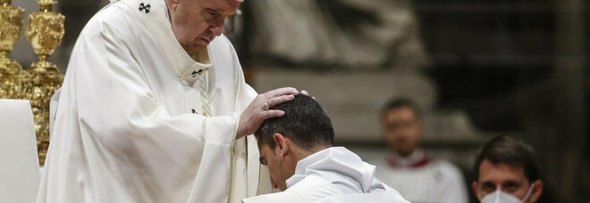 Papa Francesco ai nuovi preti: mi raccomando state lontano dai soldi e non calunniate nessuno