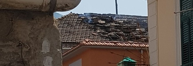 Esplode bombola di gas esposta al sole: distrutto tetto abitazione