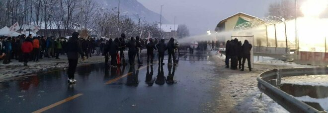 No Tav, attacco al cantiere in Val di Susa, respinti con gli idranti. Pietre e bombe carta, colpito un carabiniere
