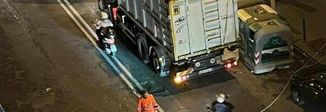 Napoli, luminaria caduta in via Cilea: «Colpa del camion dei rifiuti»