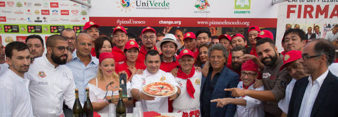 «My Pizza is Wonderful», l'inno alla pizza sul lungomare di Napoli
