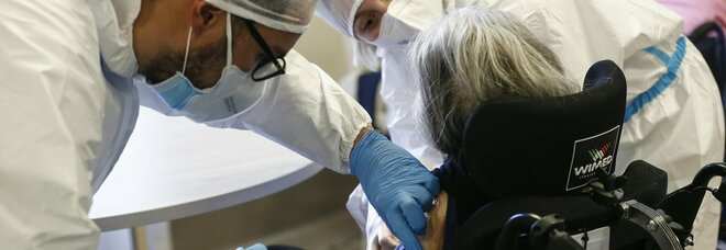 Vaccino, i ritardi stravolgono il piano di somministrazione: così slittano ancora Over 80 e pazienti fragili