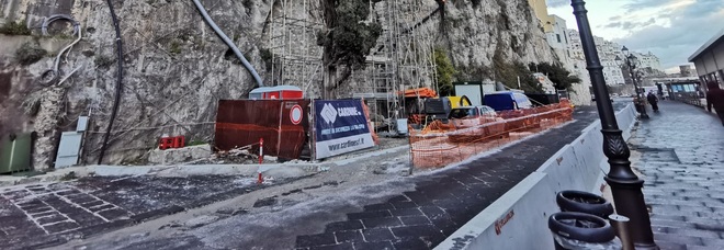 Amalfi, targhe alterne su Strada statale 163: niente divieti per turisti in hotel e proprietari