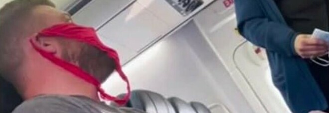 Sul volo con un perizoma rosso al posto della mascherina: «Tanto si toglie per bere». Ma viene cacciato dall'aereo