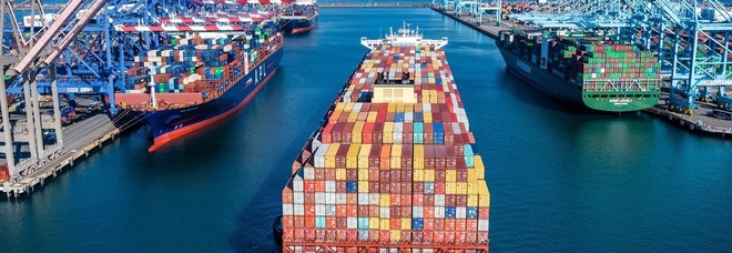 Shanghai, il lockdown blocca il porto più grande al mondo: container fermi, ecco gli effetti sul trasporto globale