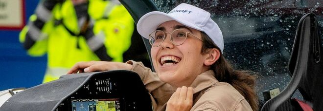 Zara Rutherford, 19 anni, record in solitaria su un aereo in giro per il mondo