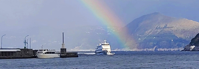 La magia tra nubi e pioggia: l'arcobaleno incornicia all'improvviso Capri