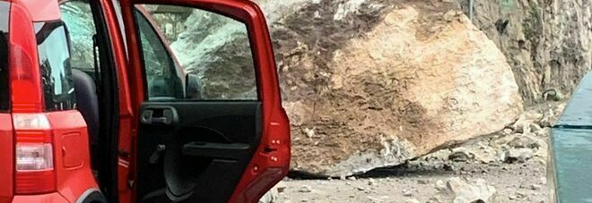 Capri: enorme masso cade dal costone, strage sfiorata sulla provinciale per Anacapri