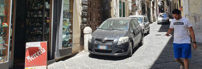 Salerno, sosta selvaggia in centro: «Negozi e case off limits»