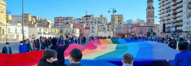 Napoli, studenti a piazza Mercato: «Vaccinati contro il vandalismo, ama la tua città»