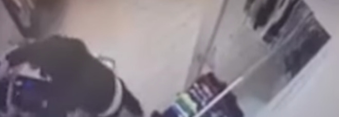 Napoli Gomorra, il video della rapina a mano armata: pistola contro il commerciante