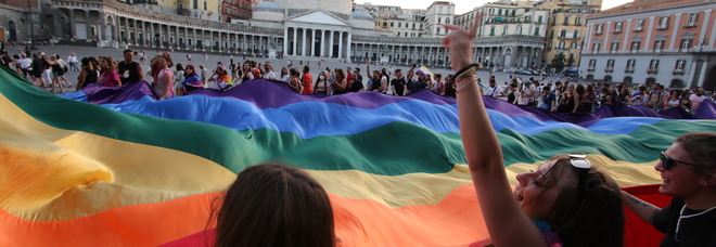 Pride Napoli, insulti e cinghiate per due giovani: «In giro c'erano bande omofobe»