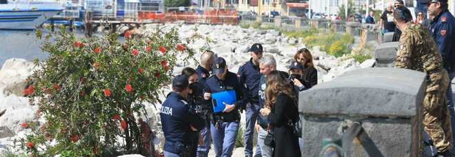 Suicidio a Napoli oggi, tragedia sul lungomare: ritrovato corpo impiccato sugli scogli