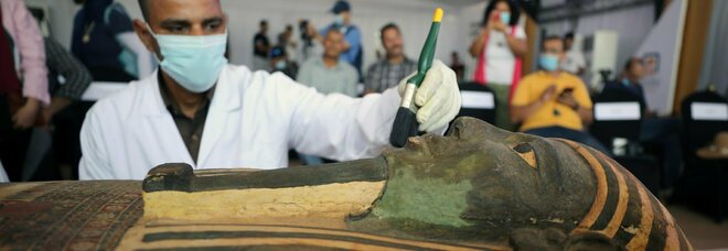 Egitto, scoperta record: 59 sarcofagi in legno di 2.600 anni fa, emozionante l'apertura in diretta davanti alle telecamere