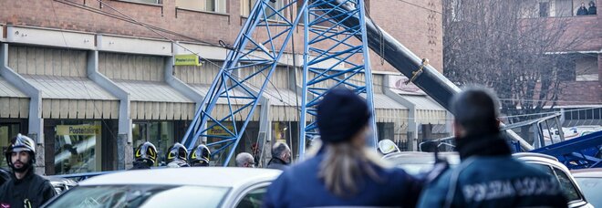 Torino, gru crolla su un palazzo in via Genova: un morto e diversi feriti